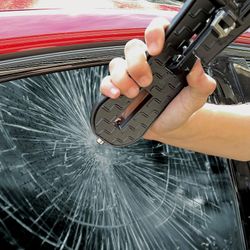 Escalón para puerta automovil con funcion martillo de emergencia