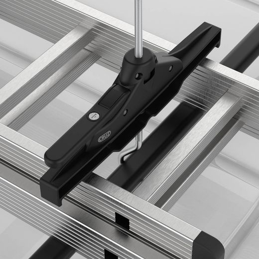 Fijación para escaleras con antirrobo marca Cruz