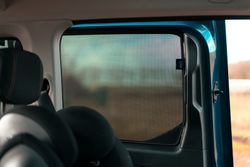 Parasoles de Citroen Berligo L1 2018> Portón trasero de cristal fijó